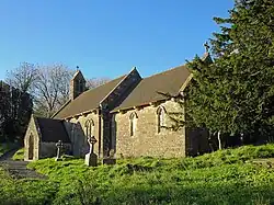 Photo d'un bâtiment allongé aux murs éclairés par le soleil.