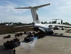 En 2013 embarquant dans un Il-76.