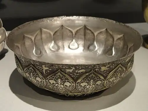 Bol en fleur de lotus, animaux et décor floral. Argent martelé, fin VIIe&nbsp;siècle - début VIIIe&nbsp;siècle, MET