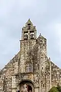 Façade et clocher de l'église.