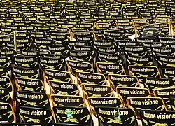 Chaises sur la Piazza Grande (it).