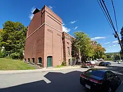 Ancien emplacement du Memorial Hall, derrière l'hôtel de ville.