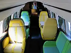 Plusieurs rangées de sièges verts et jaunes.