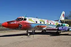 Avion blanc sur lequel plusieurs visages ont été dessinés.
