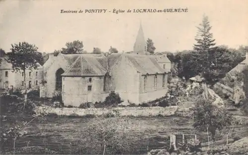 L'église entourée du cimetière au début du XXe&nbsp;siècle.