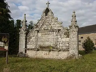 Fronton de l'ancienne chapelle Sainte-Christine.