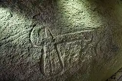 Dalle de couverture : hache emmanchée.