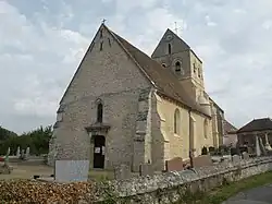 La façade de l'église Saint-Lucien...