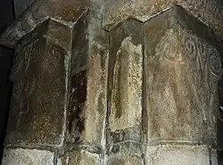 Locquénolé : église Saint-Guénolé : détail des sculptures d'un chapiteau.