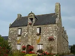Une maison ancienne du bourg à Locronan.