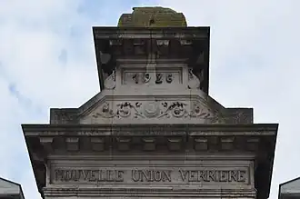 Fronton avec date et inscription