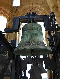 Cloche No&nbsp;5, fondue en 1834 par la fonderie Burdin-Aîné, note : Do4, masse : 240 kg.