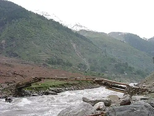 Pont construit en troncs d'arbre sur la rivière Kunar, au Pakistan