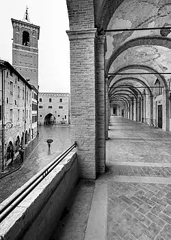 Loggiato san Francesco et Place de la Commune