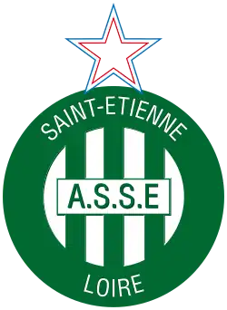 Rond liseré de vert à rayures verticales blanches et vertes barrées d'un bandeau « ASSE » surmonté d'une étoile