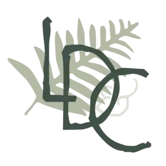 Lettres vertes « LDC » en diagonale sur une feuille de fougère vert claire.