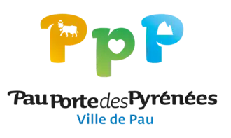 Logo composé de trois lettres P ocre, vert et bleu ; légende noire et bleue :Pau Porte des Pyrénées - ville de Pau.