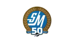 Lettres SM entourées d'une couronne de laurier, chiffre 50 et mot Liiga en bas, années 1975 et 2025 de part et d'autres