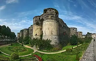  Château d'Angers, Maine-et-Loire, Pays de la Loire, France. La porte des champs côté sud au premier plan, était l'entrée principale de la forteresse à l'origine.