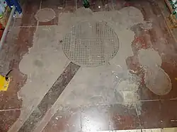 La tête de puits matérialisée.