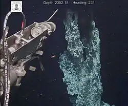 Le mètre supérieur d'une cheminée haute d'environ 10&nbsp;m du château de Loki en juillet 2008.