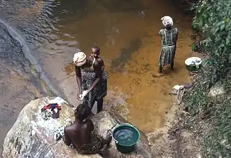 Jour de lessive chez les Loma du Liberia