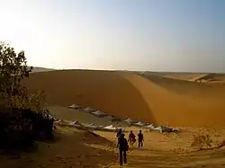 Campement au pied des dunes.