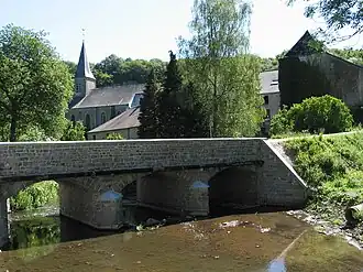 Le village et le pont sur l'Eau Blanche.