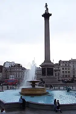 Vue de la colonne Nelson sur Trafalgar Square.
