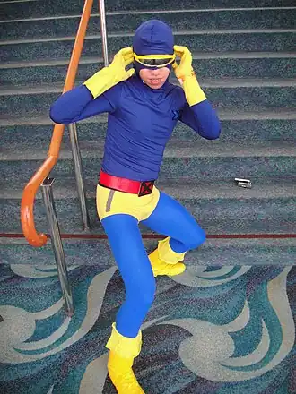 Cosplay de Cyclope avec son costume original.