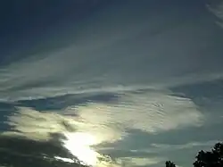 Cirrostratus undulatus encastrés dans du cirrostratus