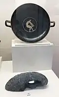 Haltère et kylix figurant un sauteur.