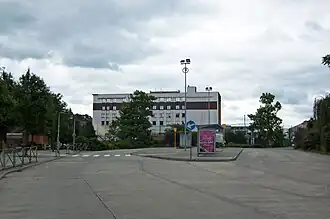 Gare de bus à l'ancien emplacement de bifurcation des voies de connexion qui partaient de chaque côté du bâtiment blanc (2021).