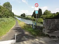 Canal de la Marne au Rhin à Longeville, en aval, avec la voie verte.