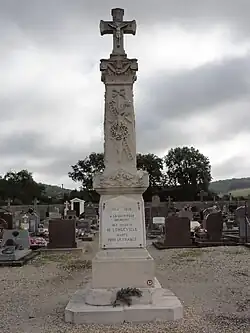 Monument au cimetière à la mémoire des soldats
