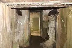 Photo de l'intérieur d'un bunker, abimé par une explosion.