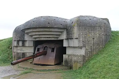 Photo d'un bunker de tir de la Seconde Guerre mondiale avec son canon.