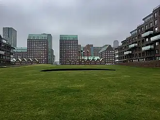 Photographie en couleurs d'un espace urbain et de son environnement