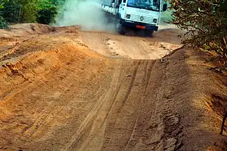 Camion sur une piste rurale à Badékparou.