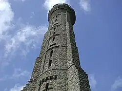 Tour médiévale en pierre de grande taille.