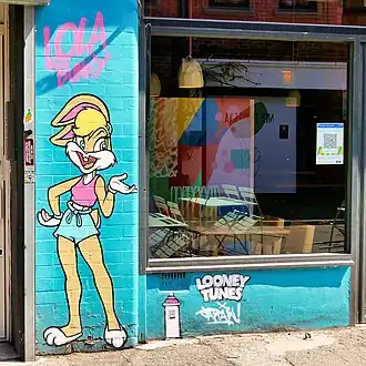 Lola Bunny représentée sur un mur à Manchester en 2021.