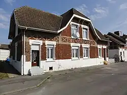 Des habitations groupées par deux.