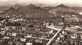 Vue sur l'ensemble des terrils et sur la fosse no&nbsp;11. Le puits no&nbsp;19 (à droite) est en cours de fonçage.