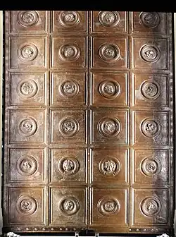 L'envers de la porte, avec des têtes de lions.