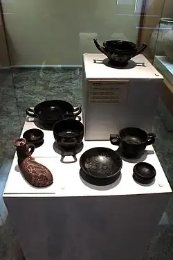 Céramiques en vernis rouge.