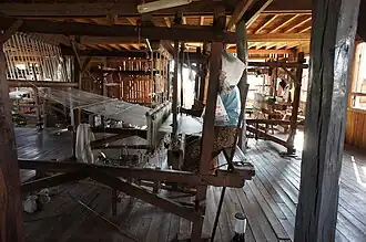 Tissage de la soie de lotus en Birmanie.