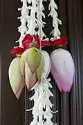 Décoration florale de mariage avec des boutons de lotus en Inde.