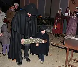 Lou grand et lou pitchoun[Quoi&nbsp;?] au cacho fiò  ("pitchoun" est le provençal d'enfant, et "lou" est le déterminant "le")