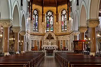 La nef vers le chœur.