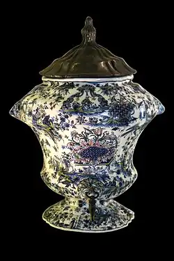 Fontaine d'applique, Marseille, musée des arts décoratifs, de la faïence et de la mode.